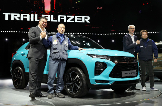 카허 카젬 한국지엠(GM) 사장(왼쪽부터)과 김성갑 한국지엠 노조 지부장 등 관계자들이 16일 '쉐보레 트레일블레이저 공식 출시행사'에 참석해 기념촬영을 하고 있다.  연합뉴스